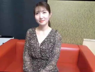 穿著裸體圍裙打掃的的出差幫傭服務。雖然費用高，不過巨乳巨臀家政婦卻是除了做家事，也會清老二地幹到爽。